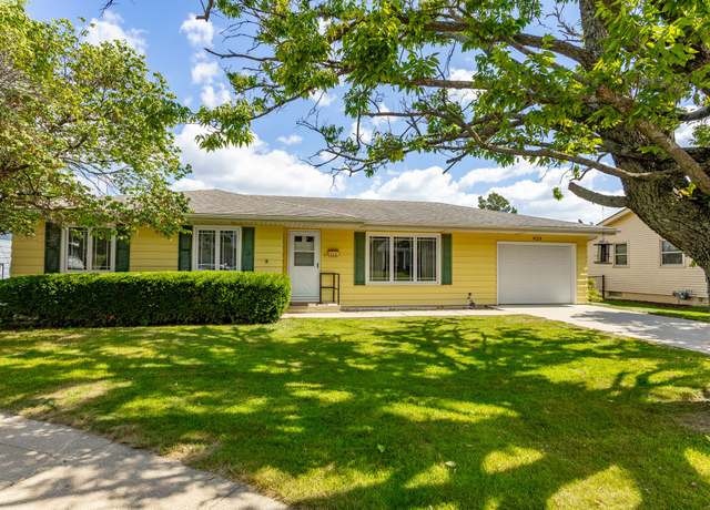 Property at 424 N 11th Street Pl, Adel, IA 50003, 3 beds, 1 bath