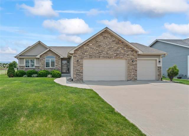 Property at 316 34th St SE, Altoona, IA 50009, 4 beds, 3 baths
