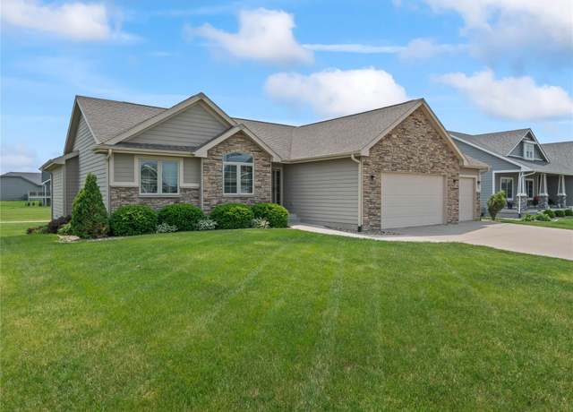 Property at 316 34th St SE, Altoona, IA 50009, 4 beds, 3 baths