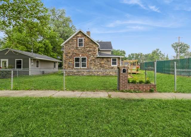 Property at 836 E Jackson Ave, Des Moines, IA 50315, 4 beds, 2 baths
