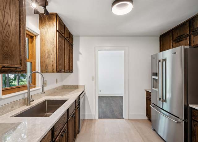 Property at 7314 Roseland Dr, Urbandale, IA 50322, 3 beds, 2 baths