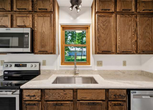 Property at 7314 Roseland Dr, Urbandale, IA 50322, 3 beds, 2 baths