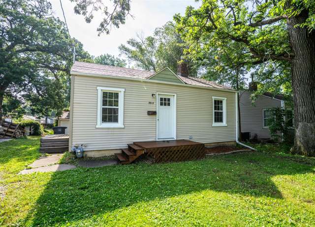 Property at 3913 Lawnwoods Dr, Des Moines, IA 50310, 2 beds, 1 bath