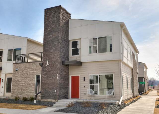Property at 433 SW 12th St, Des Moines, IA 50309, 3 beds, 2.5 baths