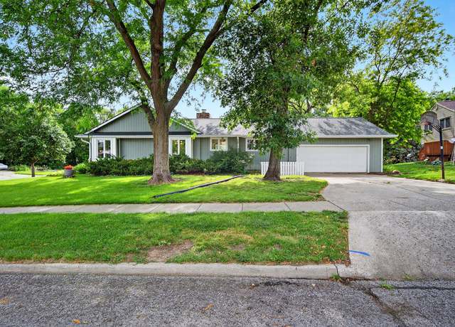 Property at 5010 Twana Dr, Des Moines, IA 50310, 4 beds, 3.5 baths
