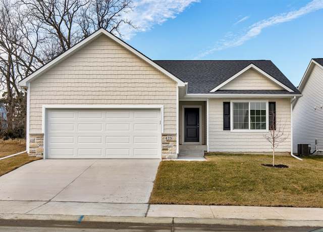Property at 425 Commons Dr, Carlisle, IA 50047, 4 beds, 3 baths