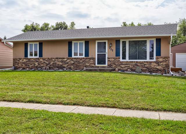 Property at 711 Crestwood Dr, Huxley, IA 50124, 5 beds, 2 baths