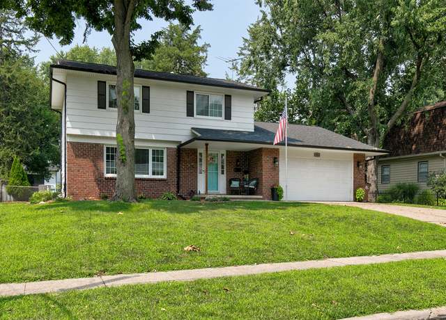 Property at 608 34th St, West Des Moines, IA 50265, 4 beds, 2.5 baths