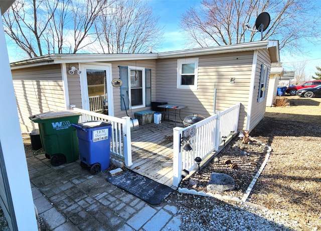 Property at 409 W 17th Ave W, Indianola, IA 50125, 2 beds, 1.5 baths