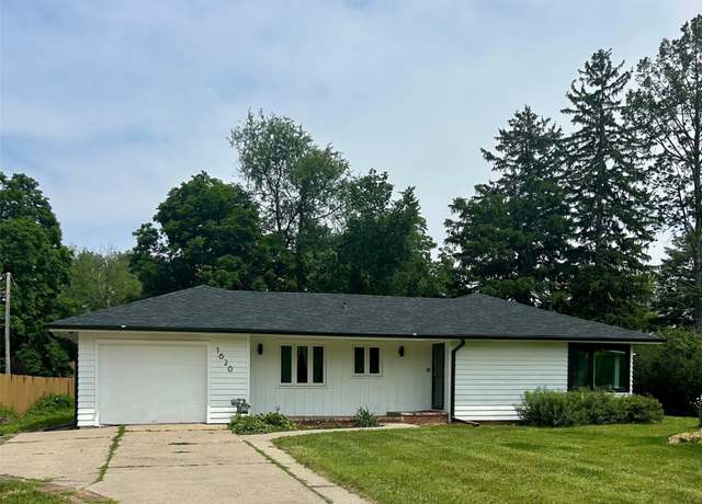 Property at 1620 Broad St, Grinnell, IA 50112, 2 beds, 2.5 baths