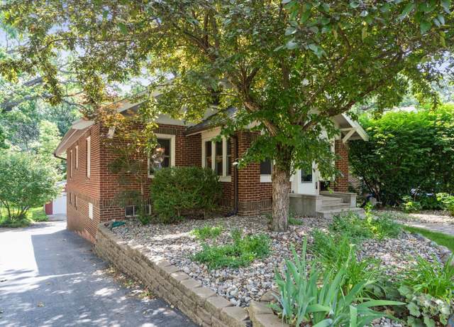 Property at 2005 34th St, Des Moines, IA 50310, 3 beds, 1 bath