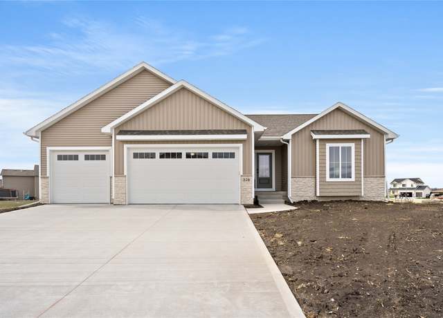 Property at 326 29th St SW, Altoona, IA 50009, 4 beds, 3 baths