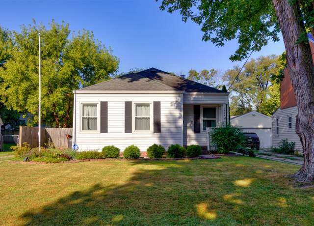 Property at 2404 47th St, Des Moines, IA 50310, 2 beds, 1 bath
