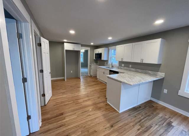 Property at 2808 Lyon St, Des Moines, IA 50317, 2 beds, 1 bath