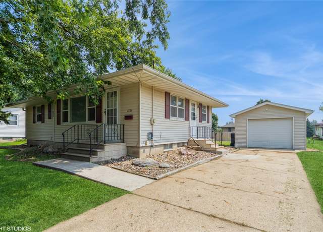 Property at 1205 N Depot St, Knoxville, IA 50138, 3 beds, 2 baths