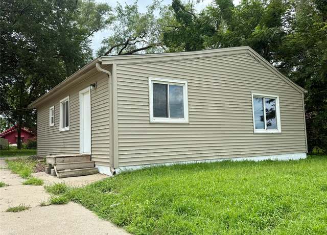 Property at 2711 E Market St, Des Moines, IA 50317, 3 beds, 1 bath