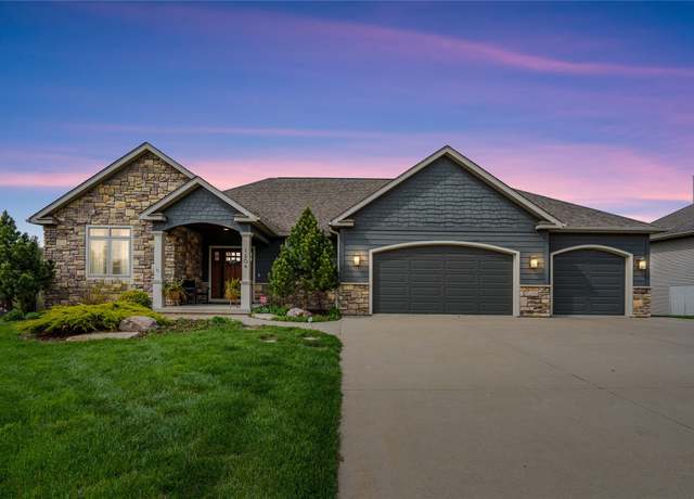 Property at 1204 Fountain View Dr, Pella, IA 50219, 5 beds, 3.5 baths