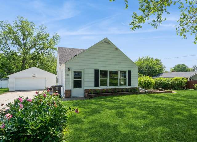 Property at 3811 E 30th St, Des Moines, IA 50317, 3 beds, 1 bath