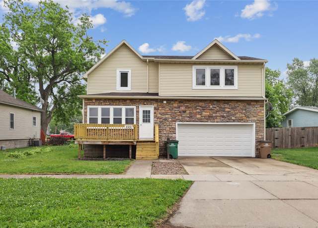 Property at 131 10th St, West Des Moines, IA 50265, 3 beds, 2.5 baths