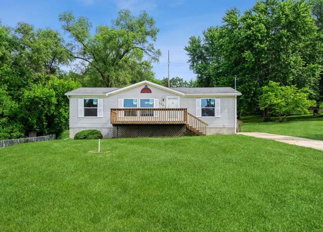 Property at 1902 E Marion St, Des Moines, IA 50320, 3 beds, 2 baths