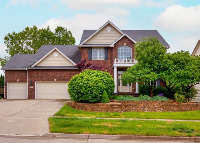 Property at 123 62nd St, West Des Moines, IA 50266, 4 beds, 3.5 baths