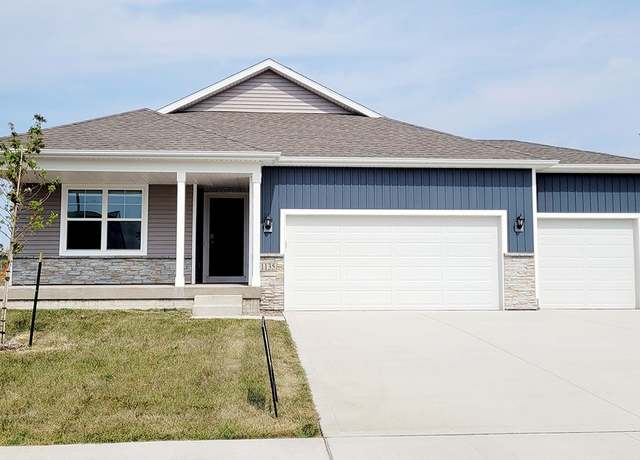 Property at 1042 34th St SE, Altoona, IA 50009, 4 beds, 3 baths