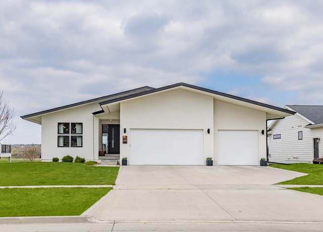 Property at 1508 S 100th St, West Des Moines, IA 50266, 4 beds, 3 baths