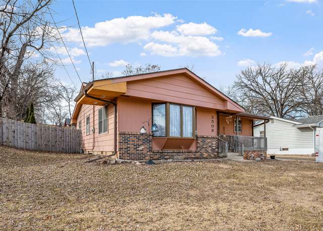 Property at 3508 SW 8th St, Des Moines, IA 50315, 3 beds, 2 baths