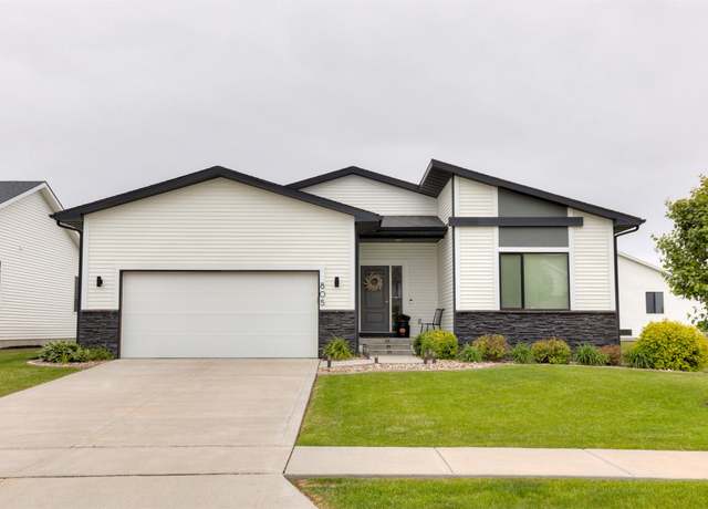 Property at 805 NE Meadow Landing Dr, Ankeny, IA 50021, 3 beds, 2 baths