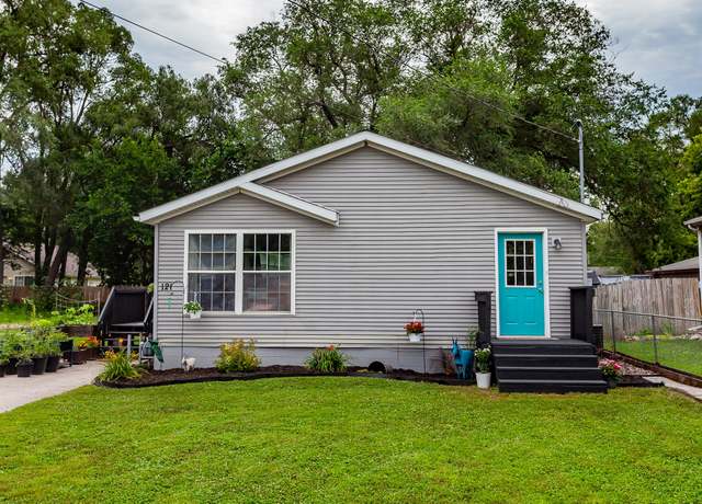 Property at 121 SE 33rd St, Des Moines, IA 50317, 3 beds, 2 baths