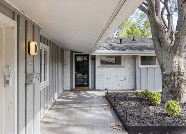 Property at 4906 SW 18th St, Des Moines, IA 50315, 4 beds, 3 baths