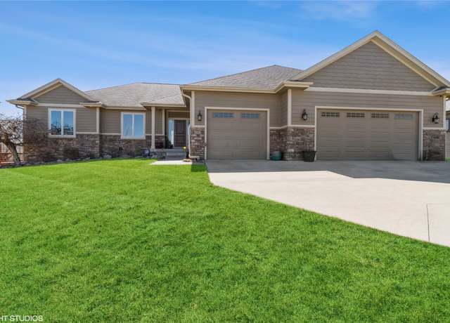 Property at 400 Indian Ridge Dr, Waukee, IA 50263, 4 beds, 3 baths