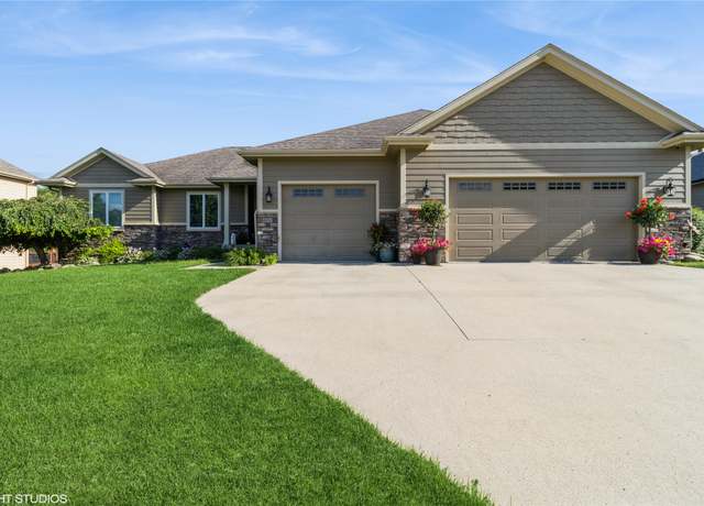 Property at 400 Indian Ridge Dr, Waukee, IA 50263, 4 beds, 3 baths