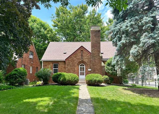 Property at 2808 44th St, Des Moines, IA 50310, 3 beds, 2 baths