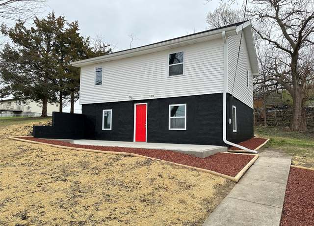 Property at 1300 E 7th St S, Newton, IA 50208, 3 beds, 2 baths