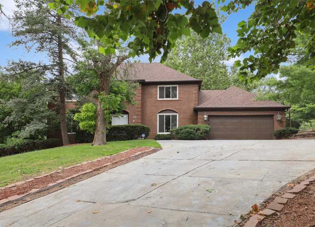 Property at 1010 56th St, Des Moines, IA 50311, 5 beds, 3 baths