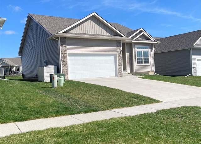 Property at 425 SE Hollow Ct, West Des Moines, IA 50265, 3 beds, 2 baths