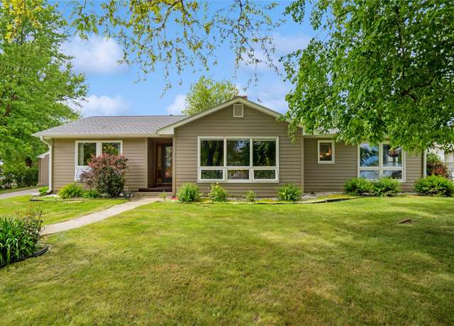 Property at 1905 Prairie St, Grinnell, IA 50112, 3 beds, 2.5 baths
