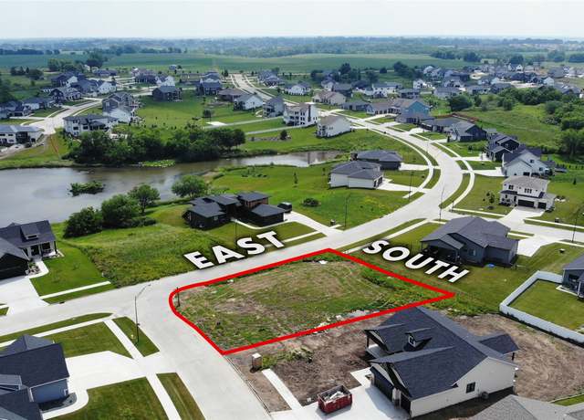 Property at 2203 Green Leaf Cir, Norwalk, IA 50211