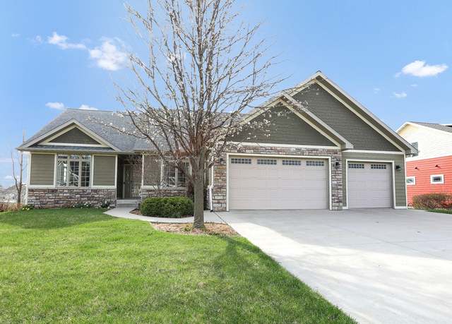 Property at 1221 Oakwood Dr, Pella, IA 50219, 5 beds, 3 baths