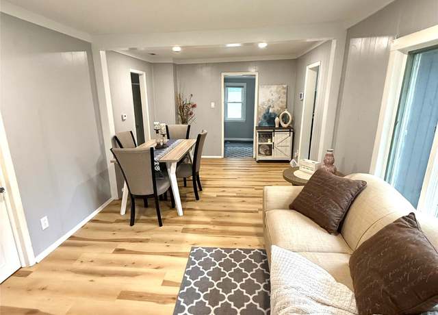 Property at 3903 SW 9th St, Des Moines, IA 50315, 2 beds, 1 bath