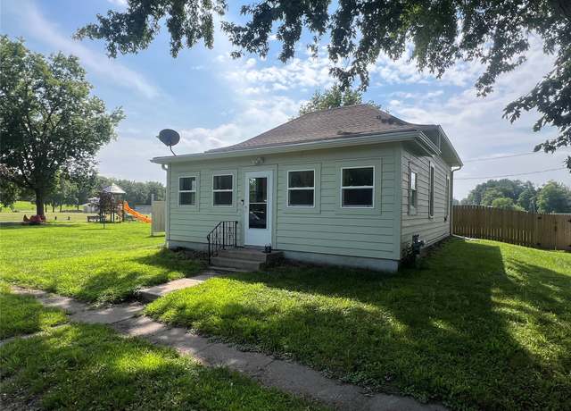 Property at 104 Woodlawn St, Maxwell, IA 50161, 2 beds, 1 bath