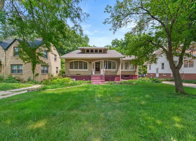Property at 1001 42nd St, Des Moines, IA 50311, 3 beds, 1 bath