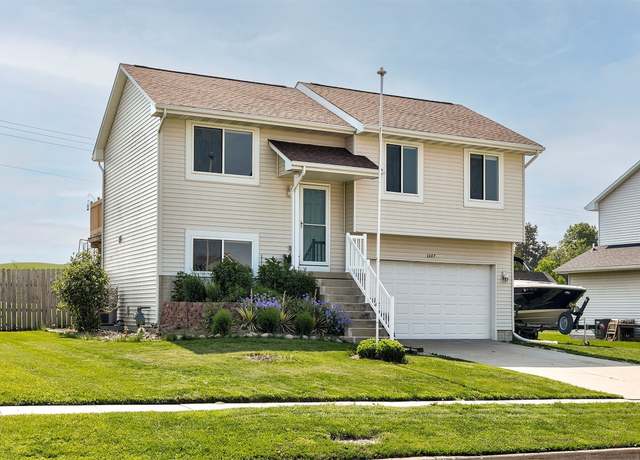 Property at 2207 Vista View Dr, Granger, IA 50109, 3 beds, 2 baths