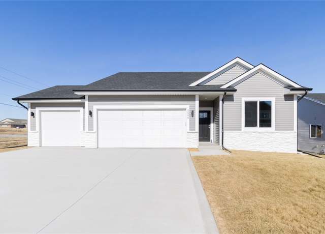 Property at 5604 Leyden Ave, Des Moines, IA 50317, 4 beds, 3 baths