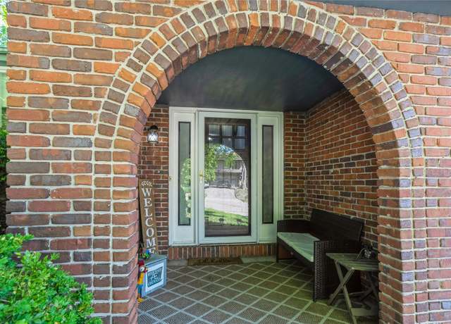 Property at 3714 Skyline Dr, Des Moines, IA 50310, 3 beds, 2.5 baths