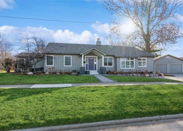 Property at 1113 S 12th Ave W, Newton, IA 50208, 3 beds, 3 baths