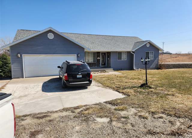 Property at 1086 150th Ave, Knoxville, IA 50138, 4 beds, 3 baths