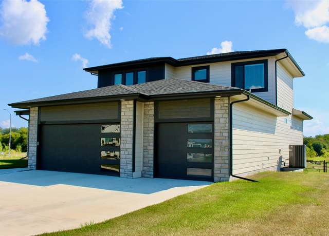 Property at 5627 163rd St, Urbandale, IA 50323, 5 beds, 3.5 baths