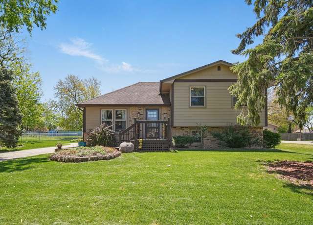 Property at 1208 7th St NW, Altoona, IA 50009, 3 beds, 2 baths